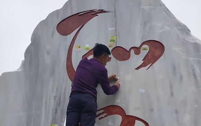 Nhieu phuot thu dan giay ghi ten minh len hon da bieu tuong Tam Dao hinh anh
