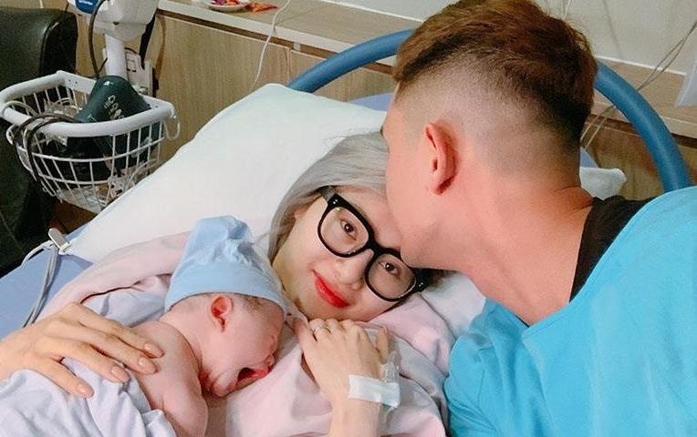 Em gai Quang Vinh khoe anh hanh phuc ben chong va con gai dau long hinh anh