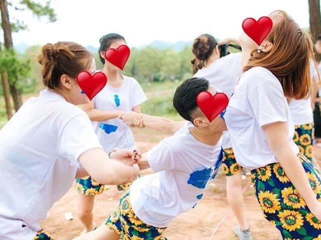 Anh ky yeu phan cam: Nam sinh bit mat can tao treo giua nguc ban nu hinh anh