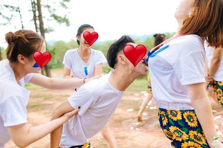 Bộ ảnh kỷ yếu phản cảm của sinh viên Hà Nội ảnh 4 Bo anh ky yeu phan cam cua sinh vien Ha Noi anh 4