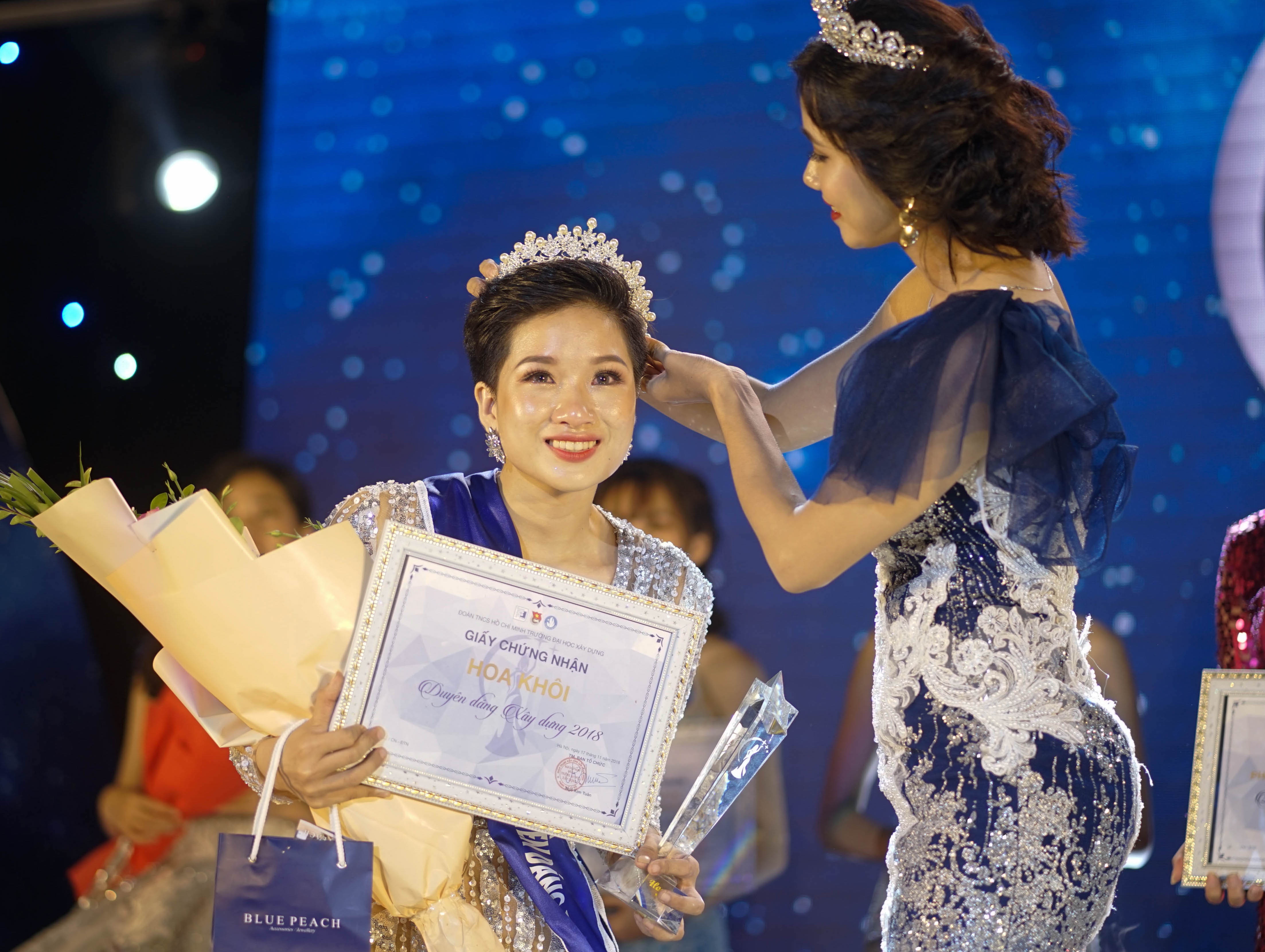 nhan sac hoa khoi Dai hoc Xay dung anh 2