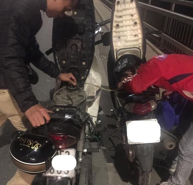 tai xe grab giup nguoi la va sam xe may anh 2