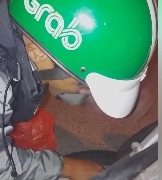 tai xe grab giup nguoi la va sam xe may anh 1