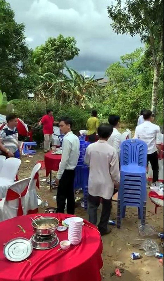 rạp cưới bị bật tung vì mưa bão ảnh 1 rap cuoi bi bat tung vi mua bao anh 1