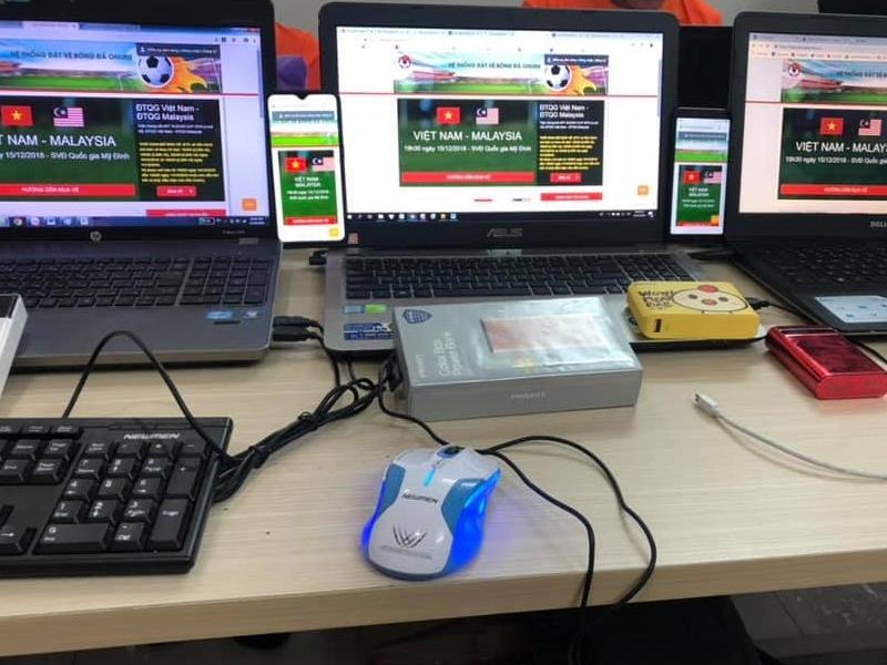 Anh che noi kho khi san ve online tran chung ket Viet Nam - Malaysia hinh anh