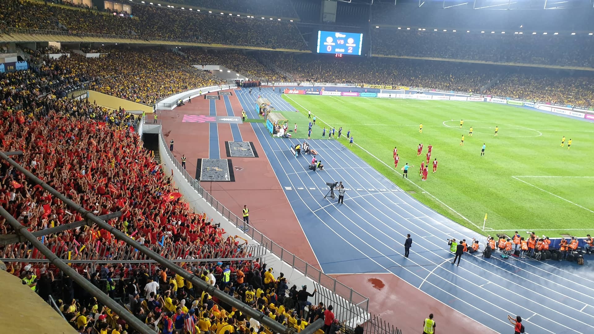 cổ động viên dũng cảm nhất Việt Nam ảnh 2 co dong vien dung cam nhat Viet Nam anh 2