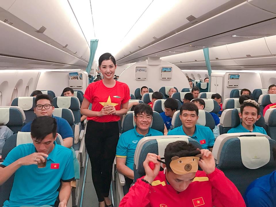 nữ tiếp viên chụp ảnh với Quang Hải ảnh 3 nu tiep vien chup anh voi Quang Hai anh 3