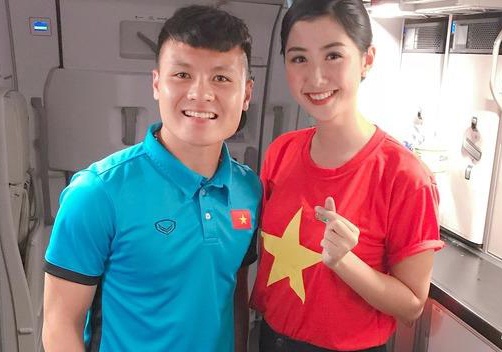 Nu tiep vien xinh dep chup hinh cung Quang Hai duoc khen ngoi hinh anh