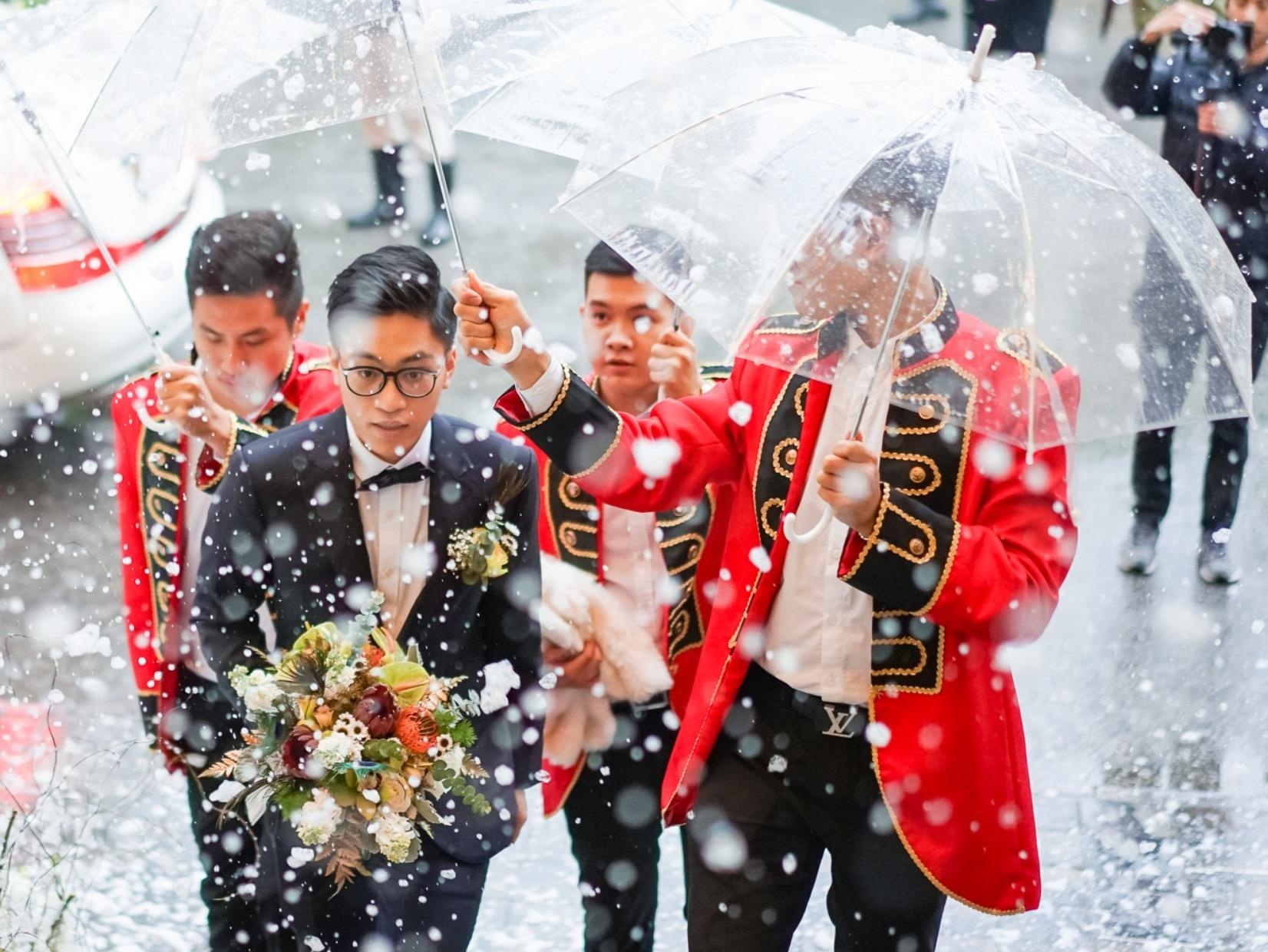 Chu re Hai Phong lai oto vao hoi truong, moi Tuan Hung hat dam cuoi hinh anh