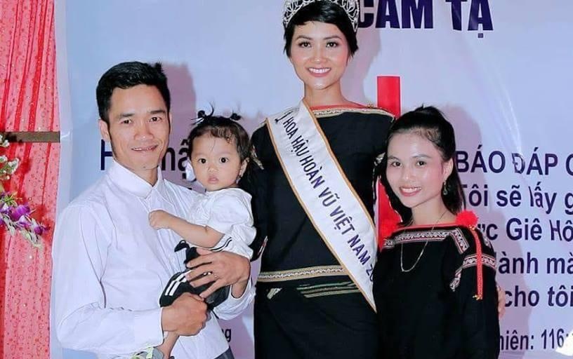 Em gai H'Hen Nie da lap gia dinh, co con gai 2 tuoi hinh anh