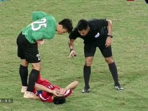 Bui Tien Dung duoc khen ngoi khi giup cau thu Trieu Tien bi chuot rut hinh anh