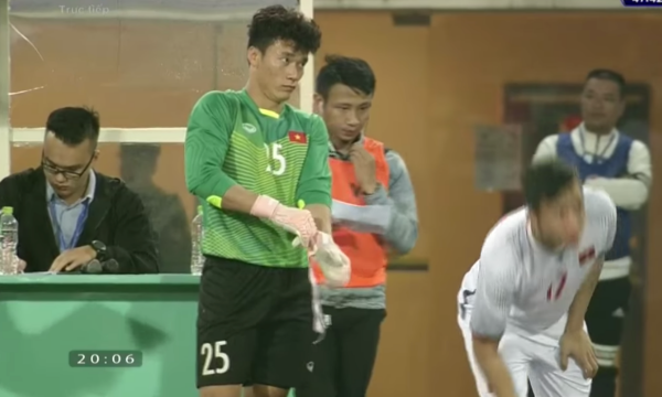 Bui Tien Dung giup do cau thu doi Trieu Tien bi chuot rut hinh anh