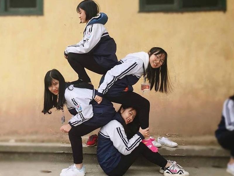 Gioi tre Viet ro trao luu chup anh xep chong len nhau hai huoc hinh anh