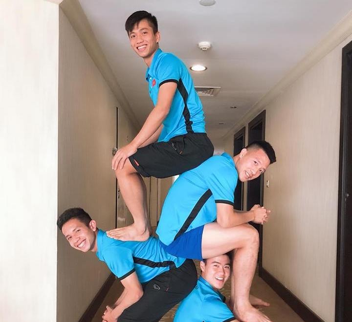 Phan Van Duc hao hung khoe anh cung dong doi xep chong len nhau hinh anh