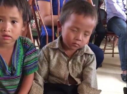 Cau be vung cao ngu gat va loat anh khien ban roi nuoc mat hinh anh