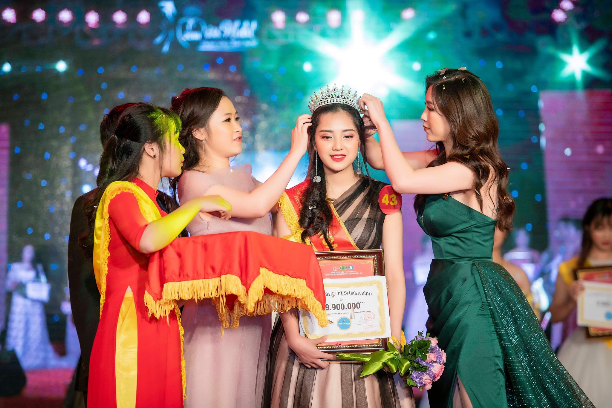 nhan sac hoa khoi DH Kinh doanh va Cong nghe anh 1