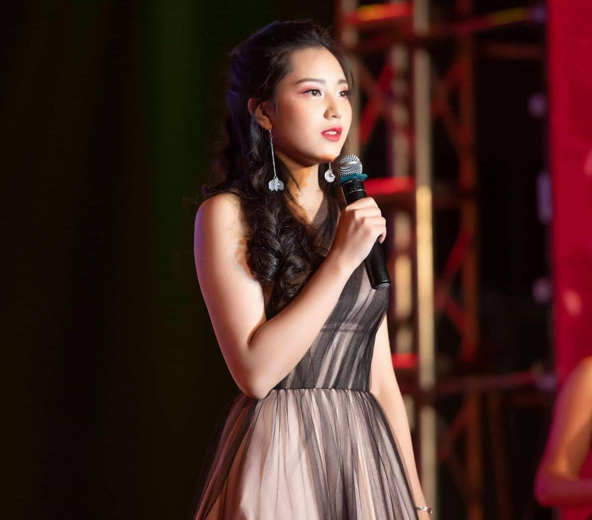 nhan sac hoa khoi DH Kinh doanh va Cong nghe anh 3