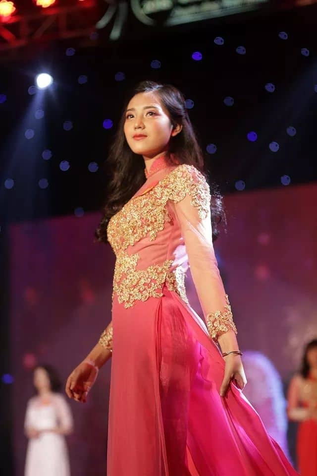 nhan sac hoa khoi DH Kinh doanh va Cong nghe anh 4