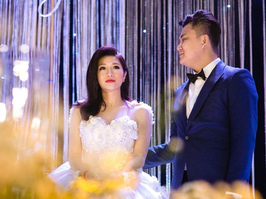 Van Navy mac vay dinh 999 hat pha le trong dam cuoi o Ha Noi hinh anh