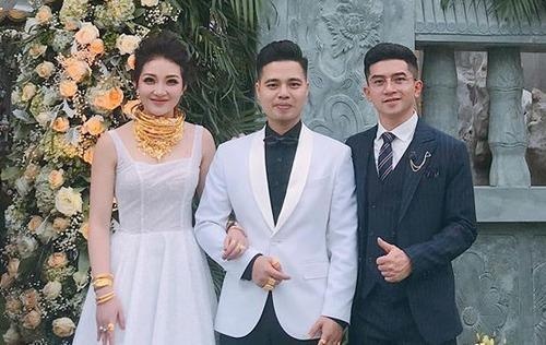 Co dau deo vang kin co, to chuc dam cuoi trong lau dai o Nam Dinh hinh anh