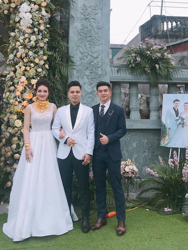 cô dâu đeo vàng kín cổ ở Nam Định ảnh 2 co dau deo vang kin co o Nam Dinh anh 2