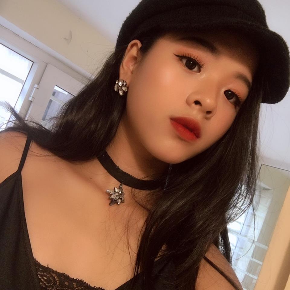 Con gai nghe si Chieu Xuan the hien kha nang ca hat hinh anh