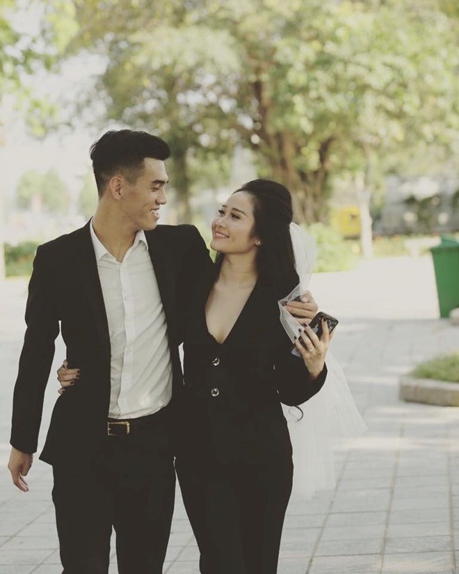 cac cau thu Viet Nam tang qua cho ban gai anh 9