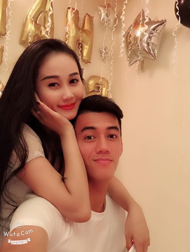 cac cau thu Viet Nam tang qua cho ban gai anh 10