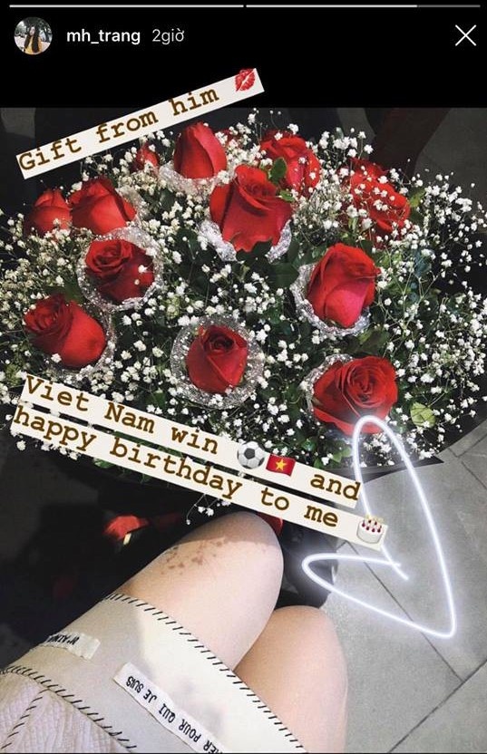 cac cau thu Viet Nam tang qua cho ban gai anh 6
