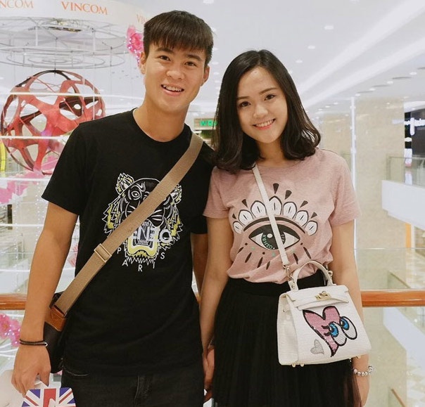 cac cau thu Viet Nam tang qua cho ban gai anh 13