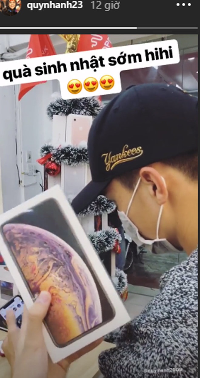 cac cau thu Viet Nam tang qua cho ban gai anh 11