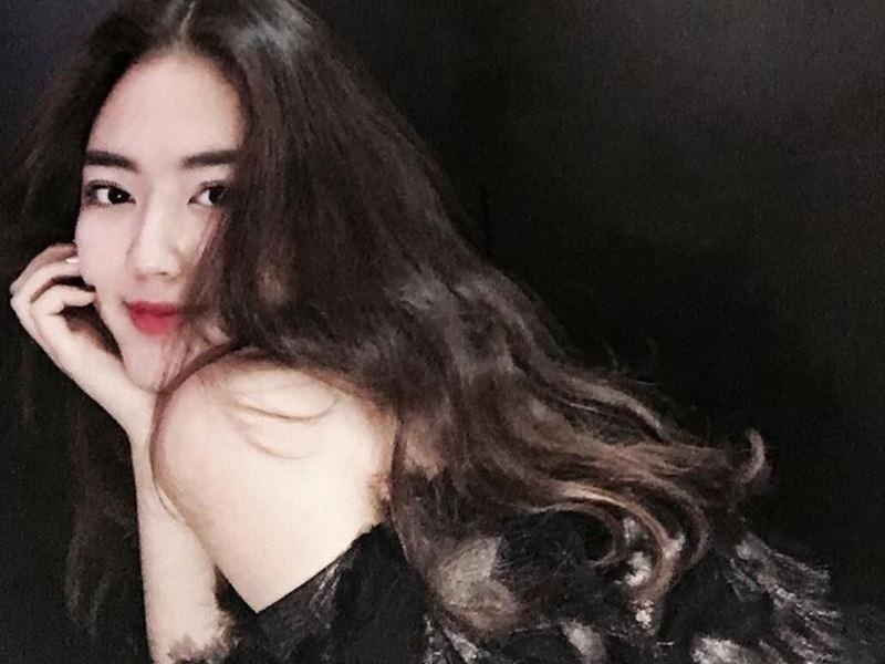 Nu tiep vien xinh dep gay chu y voi man mua deo tren may bay hinh anh