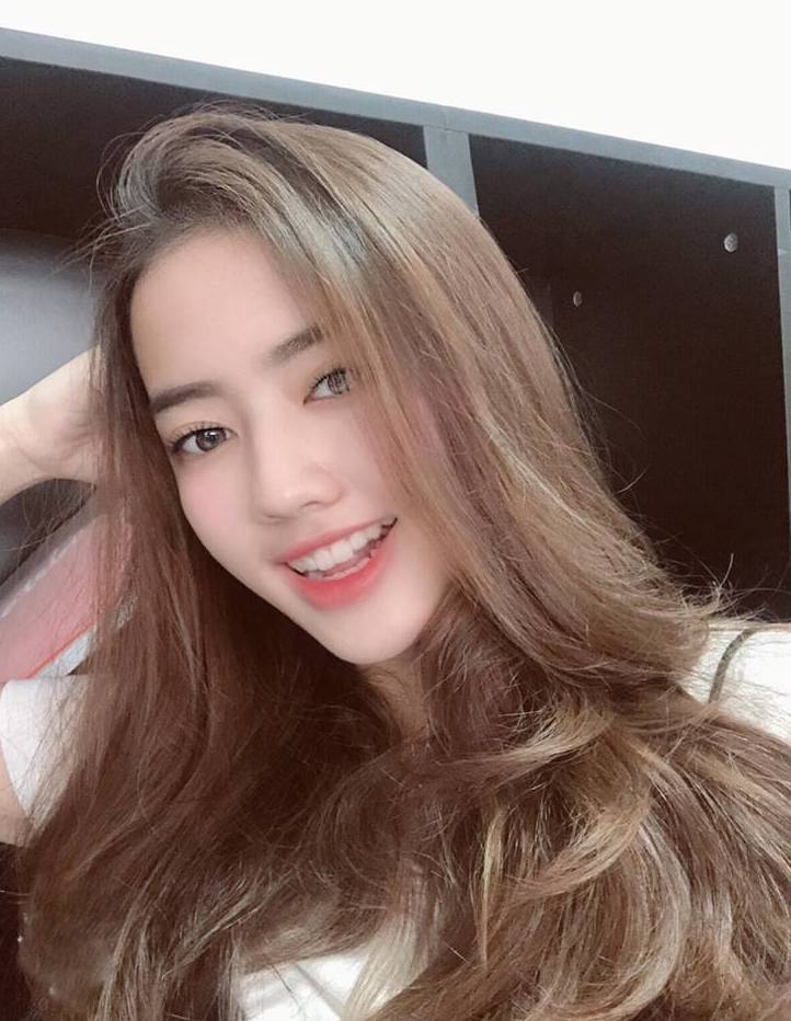 nhan sac cua tiep vien hang khong mua deo anh 10