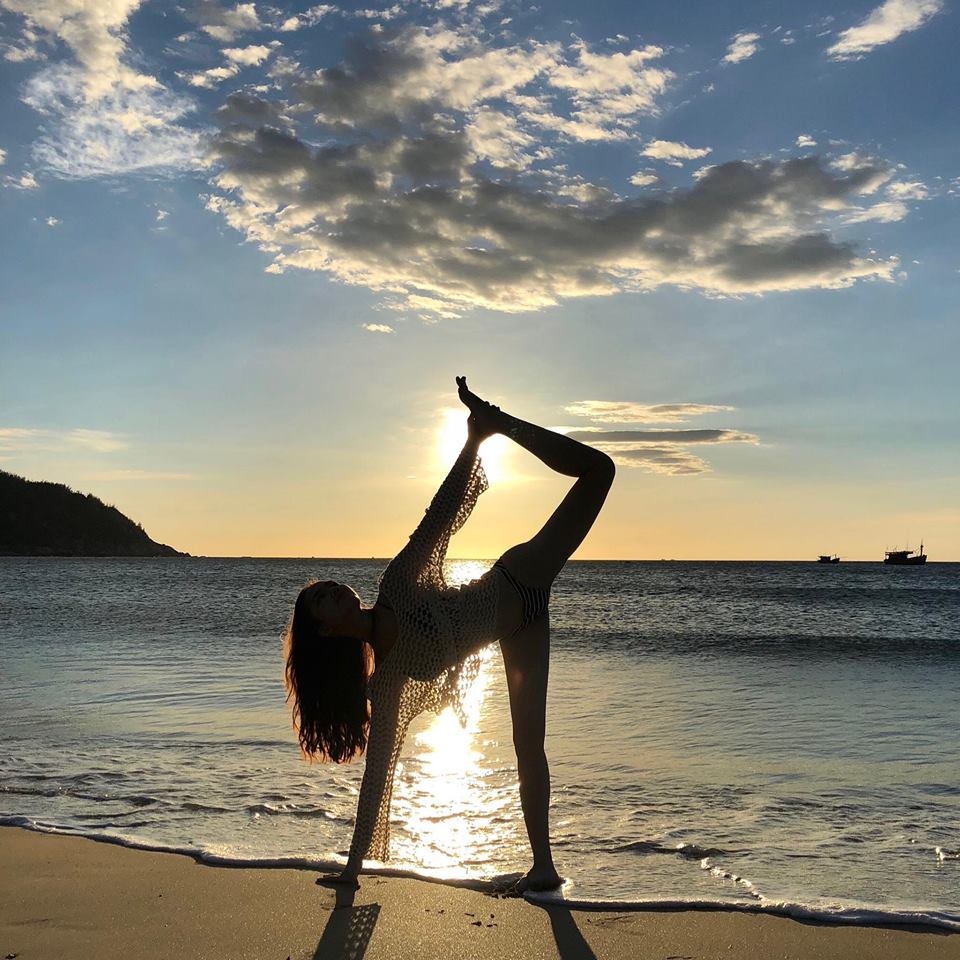 nhan sac cua tiep vien hang khong mua deo anh 8