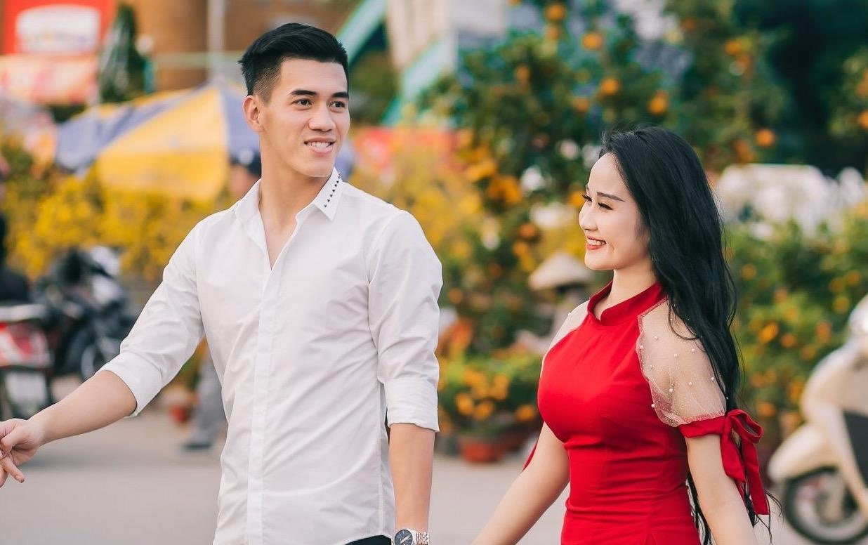 Cau thu Tien Linh chup anh tinh tu ben ban gai chieu 27 Tet hinh anh