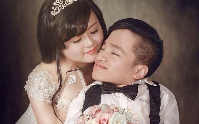 Chang trai xuong thuy tinh song the nao sau 2 nam cuoi vo xinh dep? hinh anh