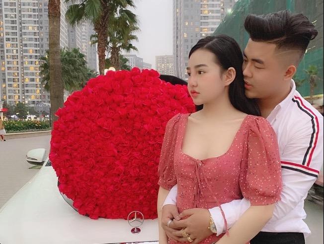 9X Ha thanh quy goi tang ban gai 999 bong hong giua pho hinh anh