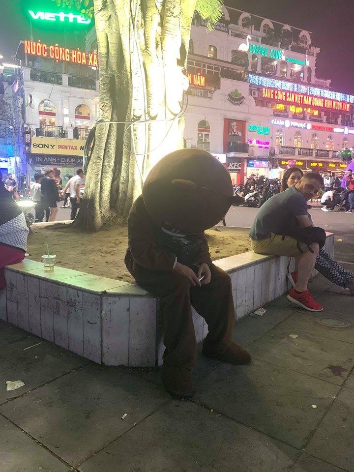 chang trai mac do gau bi ban gai cho leo cay anh 3