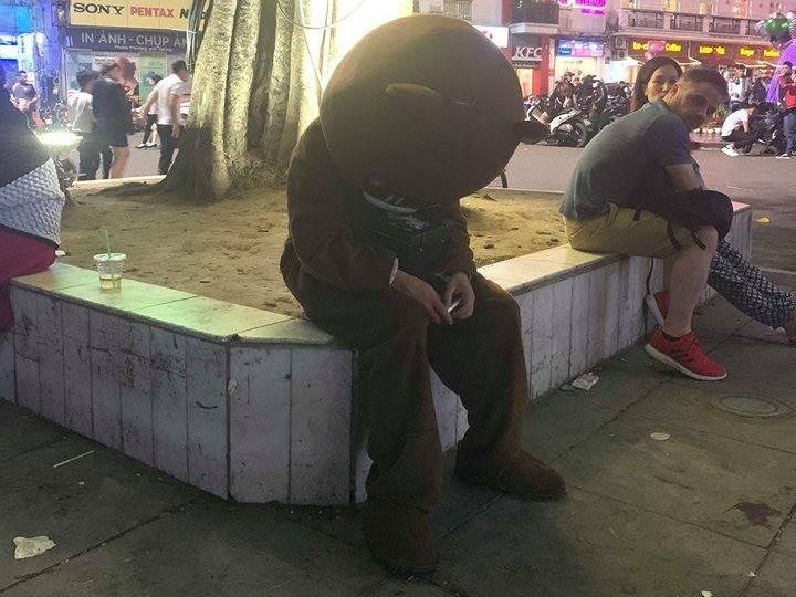 9X phat qua tren pho di bo vi bi cho 'leo cay' vao dung Valentine hinh anh