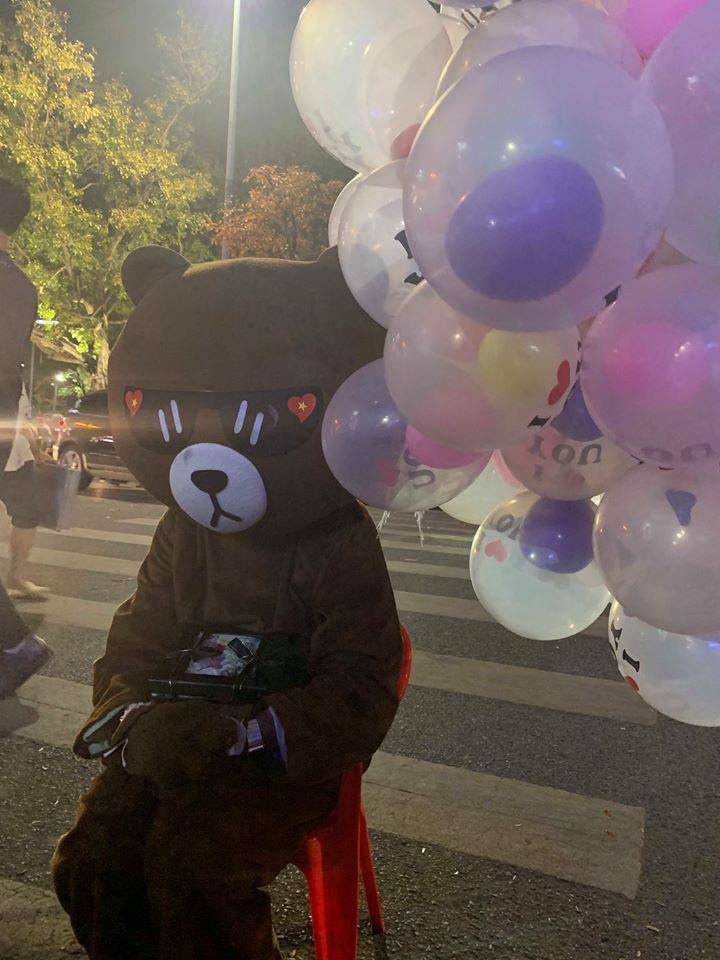 chang trai mac do gau bi ban gai cho leo cay anh 1