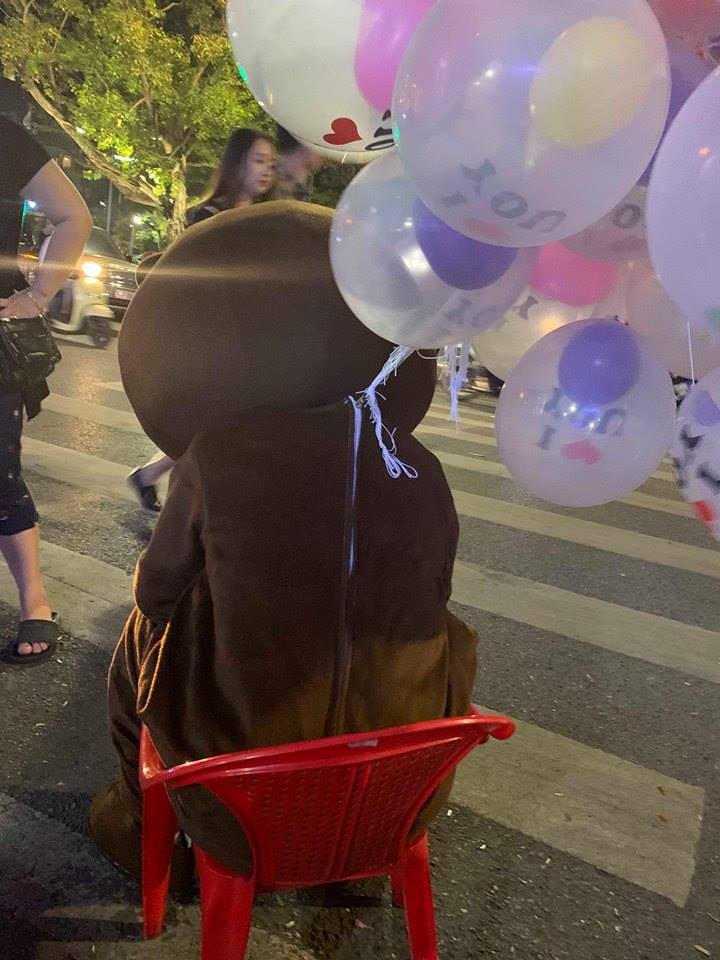 chang trai mac do gau bi ban gai cho leo cay anh 2