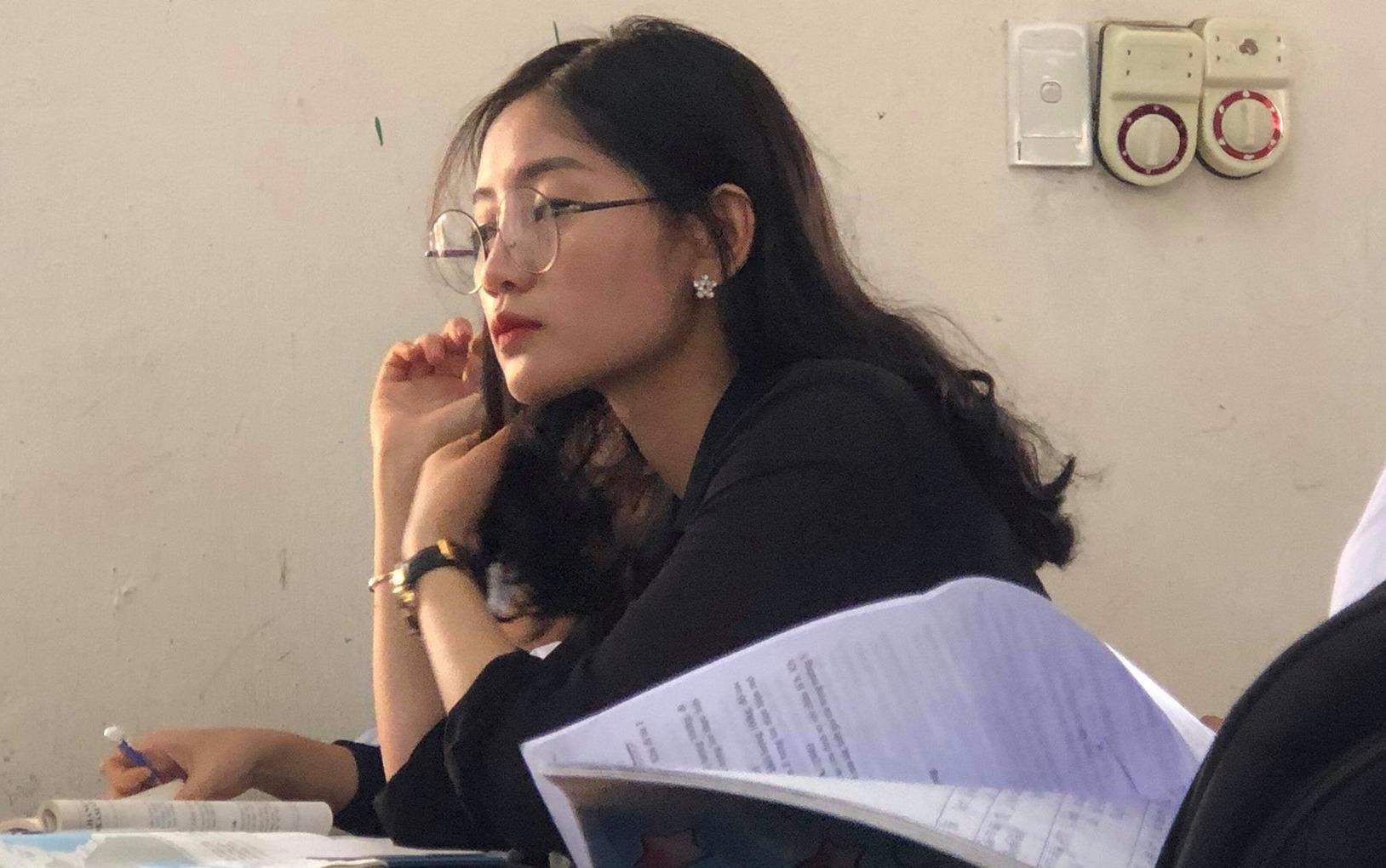 Co giao Lich Su bi hoc sinh chup len, dang anh len mang vi xinh dep hinh anh