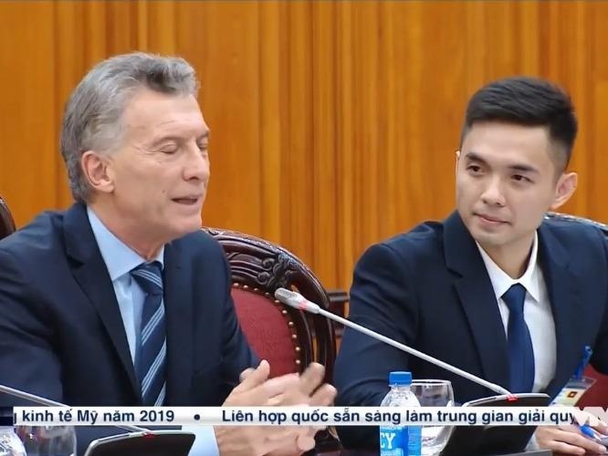 Nam phien dich vien len truyen hinh cung tong thong Argentina hinh anh