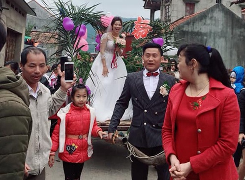 Chu re Bac Giang gay chu y khi ruoc dau bang xe trau hinh anh