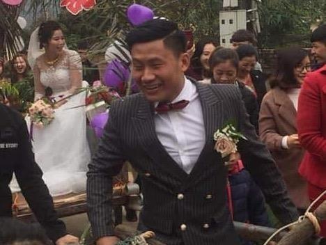 Chu re Bac Giang vui mung tu keo xe trau cho co dau ve nha minh hinh anh