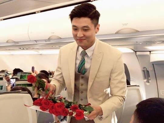 Nam tiep vien hang khong dep trai bi hanh khach chup len tren may bay hinh anh