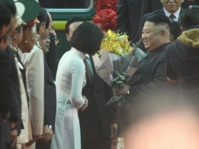 Nu sinh mac ao dai trang tang hoa ong Kim Jong Un la ai? hinh anh