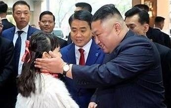Be gai 9 tuoi tang hoa ong Kim Jong Un la hoc sinh uu tu cua truong hinh anh