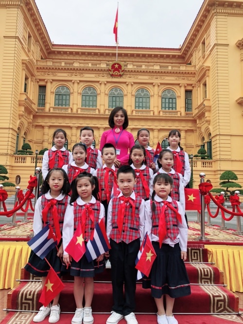 be gai tang hoa ong kim jong un anh 2