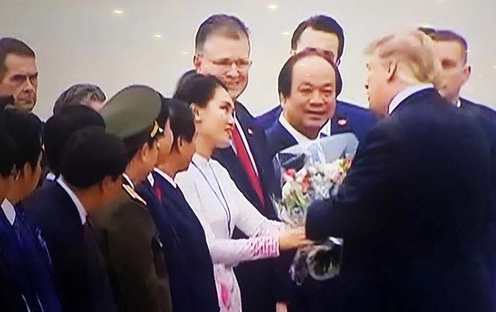 9X tang hoa tien ong Trump duoc hoa hau Ngoc Han tu van trang phuc hinh anh